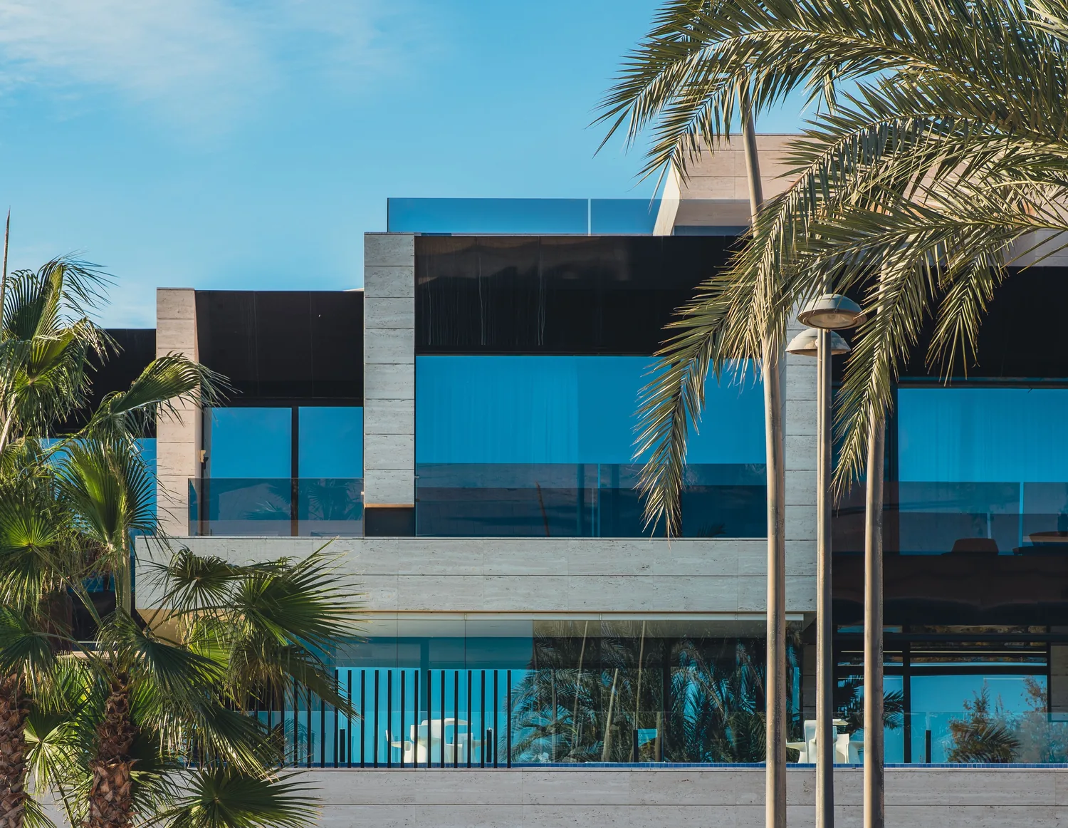 Casa moderna con ventanas polarizadas