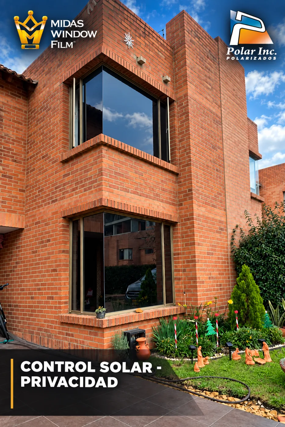 Fachada de casa en ladrillo con película de control solar y privacidad Midas Window Film en las ventanas