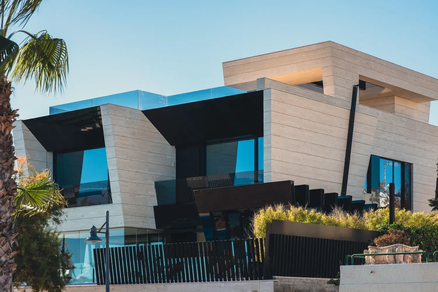 Casa moderna con ventanales