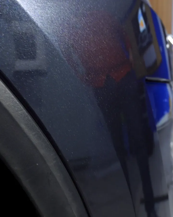 Pintura intacta del Tesla Model Y 2026 al retirar el PPF