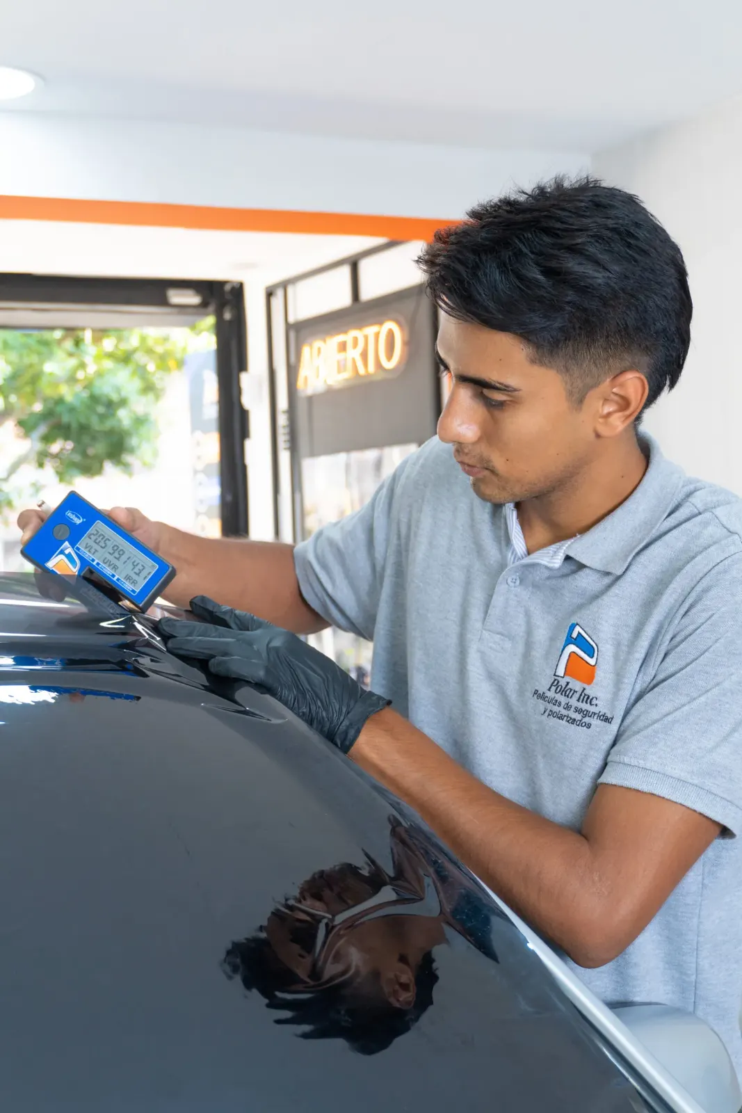 Técnico de Polar Inc. preparando una instalación