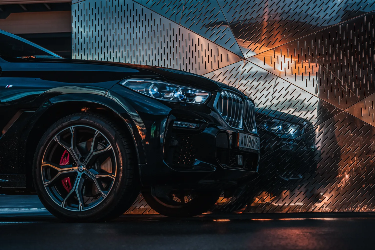 BMW negro con acabado de pintura de alto brillo